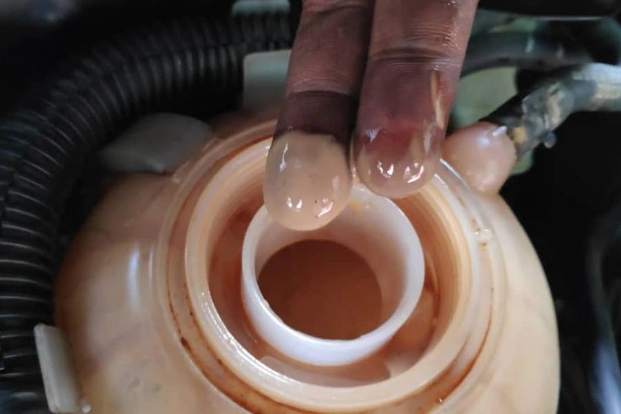 Can Cracked Radiator Cause Brown Fluid In Radiator